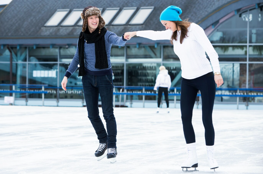 couple patinoire extérieure hiver
